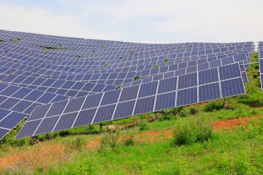 Tepenin yamacındaki güneş paneli fotoğrafın yakın çekimi