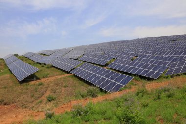 Tepenin yamacındaki güneş paneli fotoğrafın yakın çekimi