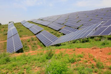 Tepenin yamacındaki güneş paneli fotoğrafın yakın çekimi