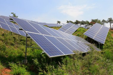 Tepenin yamacındaki güneş paneli fotoğrafın yakın çekimi