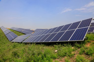 Tepenin yamacındaki güneş paneli fotoğrafın yakın çekimi