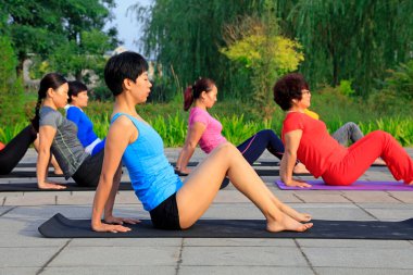 Tangshan - 3 Temmuz 2016 'da parkta yoga yapan kadınlar Tangshan City, Hebei, Çin