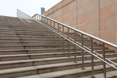 Paslanmaz çelik korkuluklar ve basamaklar