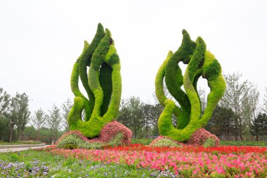 Parktaki Phoenix yeşil heykeli