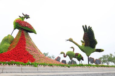 Kuşların yeşil heykeli