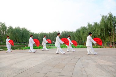 LUANNAN COUNTY - 16 Temmuz 2016 'da Tai Chi uygulayan insanlar, Luannan County, Hebei Eyaleti, Çin