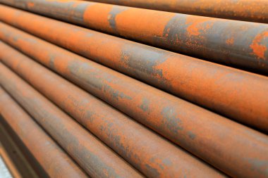 İnşaat alanında demir ve çelik yapı malzemeleri var.