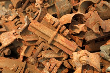 İnşaat alanında çelik bağlayıcılar.