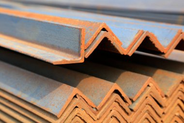 İnşaat alanında demir kesiti açısı