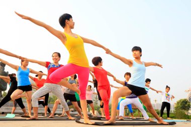 Tangshan - 17 Temmuz: 17 Temmuz 2016 'da parkta yoga yapan kadınlar, Tangshan City, Hebei, Çin