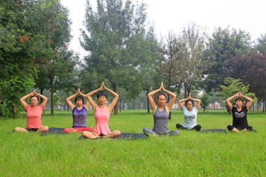 Tangshan - 17 Ağustos - 17 Ağustos 2016, Tangshan City, Çin 'de yoga yapan kadınlar