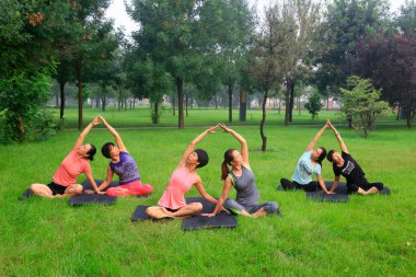 Tangshan - 17 Ağustos - 17 Ağustos 2016, Tangshan City, Çin 'de yoga yapan kadınlar