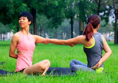 Tangshan - 17 Ağustos - 17 Ağustos 2016, Tangshan City, Çin 'de yoga yapan kadınlar