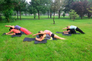 Tangshan - 17 Ağustos - 17 Ağustos 2016, Tangshan City, Çin 'de yoga yapan kadınlar