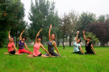 Tangshan - 17 Ağustos - 17 Ağustos 2016, Tangshan City, Çin 'de yoga yapan kadınlar