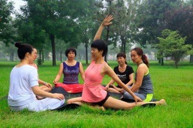 Tangshan - 17 Ağustos - 17 Ağustos 2016, Tangshan City, Çin 'de yoga yapan kadınlar