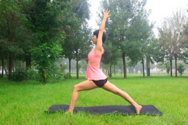 Tangshan - 17 Ağustos - 17 Ağustos 2016, Tangshan City, Çin 'de yoga yapan kadınlar