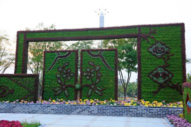 Parkta yeşil bitki heykeli