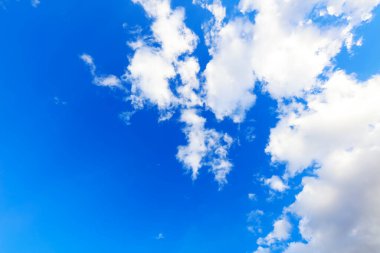 Mavi gökyüzü ve beyaz bulutlar