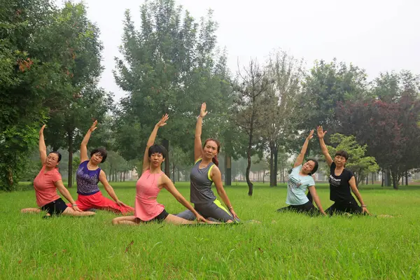 Tangshan - 17 Ağustos - 17 Ağustos 2016, Tangshan City, Çin 'de yoga yapan kadınlar