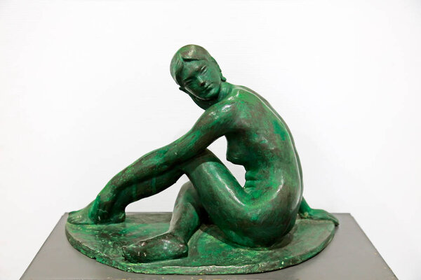 sitting state woman body bronze sculptur