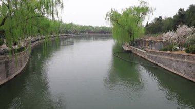 Pekin, Pekin 'deki Pekin Parkı' nda seyahat eden yolcu gemileri.