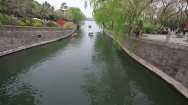 Pekin, Pekin 'deki Pekin Parkı' nda seyahat eden yolcu gemileri.