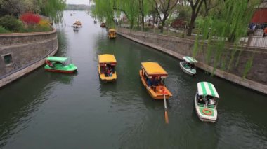 Pekin, Pekin 'deki Pekin Parkı' nda seyahat eden yolcu gemileri.