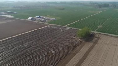 Kuzey Çin Ovası 'nda tarım arazileri ve köyler vardır.