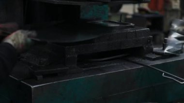 İşçiler, Kuzey Çin 'deki bir kürek fabrikasının çelik kürek üretim hattında çok sıkı çalışıyorlar.