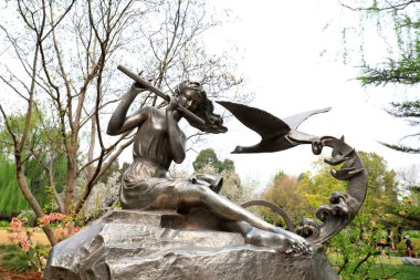 Pekin, Çin - 10 Nisan 2021: parkta paslanmaz çelik bir kız heykeli