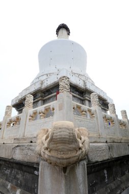 Pekin, Çin - 11 Nisan 2021: Beyaz kulenin mimari manzarası Beyaz Kule Parkı 'ndadır.