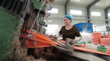LUANNAN COUNTY, Çin - 13 Haziran 2021: işçiler Kuzey Çin 'deki plastik örgü üretim hattı üzerinde sıkı çalışıyorlar