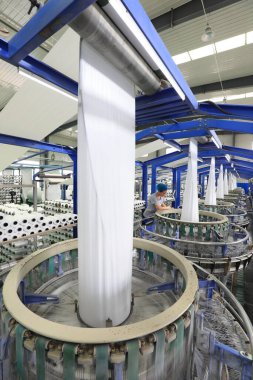 LUANNAN COUNTY, Çin - 13 Haziran 2021: işçiler Kuzey Çin 'deki plastik örgü üretim hattı üzerinde sıkı çalışıyorlar