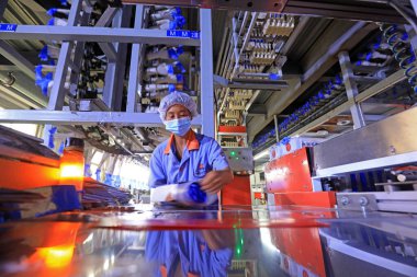 LUANNAN COUNTY, Çin - 28 Haziran 2021: işçiler azot eldiven üretim hattı, Çin