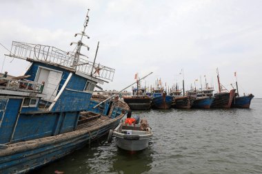 LUANNAN COUNTY, Çin - 21 Temmuz 2021: Yaz balıkçılık moratoryumu sırasında gemi iskelesi Kuzey Çin 'deki bir balıkçı limanı iskelesinde