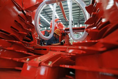 LUANNAN COUNTY, Çin - 27 Temmuz 2021: işçiler Kuzey Çin 'de bir üretim atölyesinde tarım makineleri montajı yapıyorlar