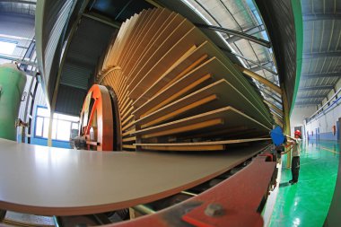 LUANNAN COUNTY, Çin - 9 Ağustos 2021: işçiler Çin 'deki fabrikanın ahşap işleme hattı üzerinde yoğun bir şekilde çalışıyorlar.