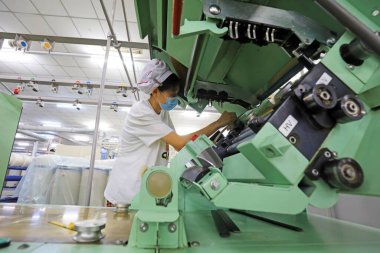 LUANNAN COUNTY, Çin - 31 Ağustos 2021: İşçiler Çin 'in kuzeyinde dönen hat üzerinde sıkı çalışıyorlar