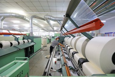 LUANNAN COUNTY, Çin - 31 Ağustos 2021: İşçiler Çin 'in kuzeyinde dönen hat üzerinde sıkı çalışıyorlar