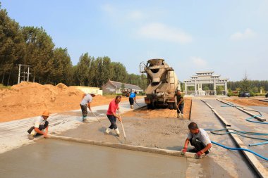 LUANNAN COUNTY, Çin - 3 Eylül 2021: işçiler Kuzey Çin 'deki inşaat sahalarında sıkı çalışıyorlar