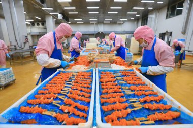 LUANNAN COUNTY, Çin - 6 Eylül 2021: İşçiler Çin 'deki bir atölyede ızgara gıdaları işliyorlar