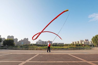LUANNAN COUNTY, Çin - 14 Eylül 2021: insanlar parktaki spor için kurdele sallıyor, Kuzey Çin