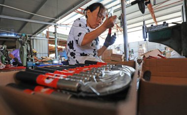 LUANNAN COUNTY, Çin - 14 Eylül 2021: İşçiler orak işleme hattı, Kuzey Chin