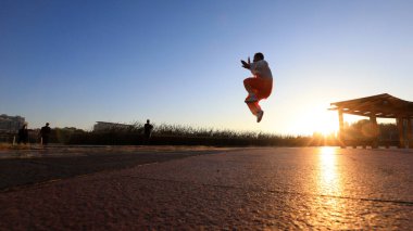 LUANNAN COUNTY, Çin - 21 Eylül 2021: İnsanlar Kuzey Çin 'deki parkın ahşap platformunda Tayvan pratiği yapıyorlar