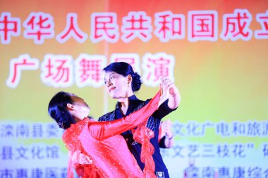 LUANNAN COUNTY, Çin - 27 Eylül 2021: Kare dansı gösterisi, Kuzey Çin