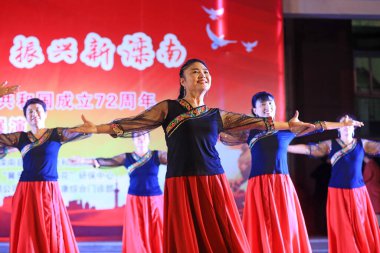 LUANNAN COUNTY, Çin - 27 Eylül 2021: Kare dansı gösterisi, Kuzey Çin