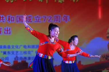 LUANNAN COUNTY, Çin - 29 Eylül 2021: bir açık hava partisinde dans gösterisi, Kuzey Çin