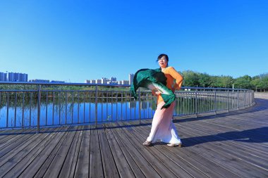 LUANNAN COUNTY, Çin - 7 Ekim 2021: Bayanlar, Kuzey Çin 'de parkta fan dansı yapıyorlar