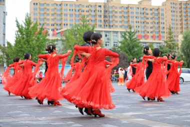 LUANNAN COUNTY, Çin - 10 Ekim 2021: Park meydanında kadın fitness dansı gösterisi, Kuzey Çin